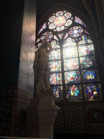 Statue et vitrail - Notre Dame de Paris